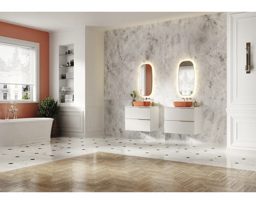 Baie luminoasă cu cadă, dulapuri pentru lavoar și oglinzi iluminate