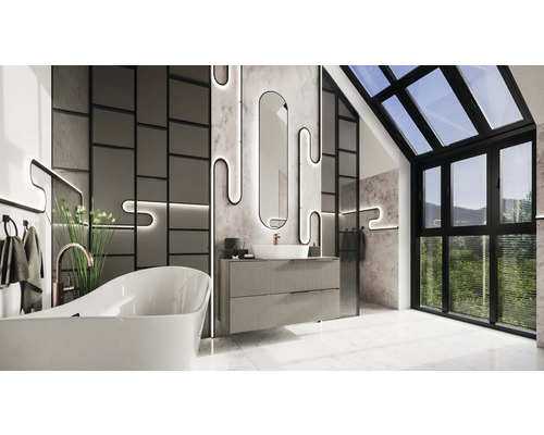 Baie modernă cu cadă, chiuvetă și fereastră mare