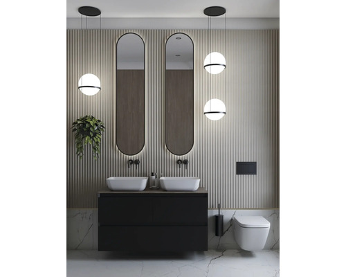 Baie modernă cu chiuvetă dublă, oglinzi, iluminat și toaletă suspendată