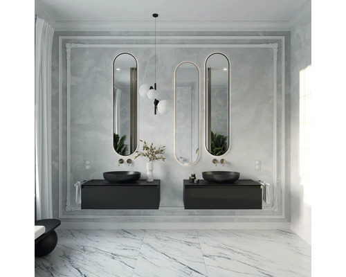 Baie luminoasă cu două chiuvete, oglinzi ovale și podea de marmură