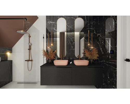 Baie cu chiuvetă dublă, robinete, oglinzi și duș