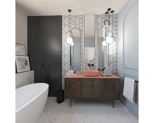 Baie cu cadă, chiuvetă, oglindă și iluminat pentru o ambianță modernă