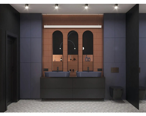 Baie cu lavoar dublu, trei oglinzi, toaletă și podea cu gresie