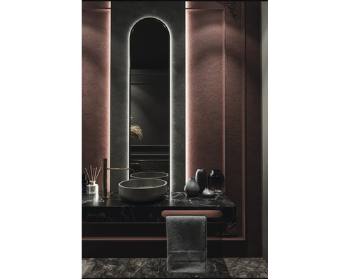 Baie modernă cu chiuvetă, oglindă și suport pentru prosop