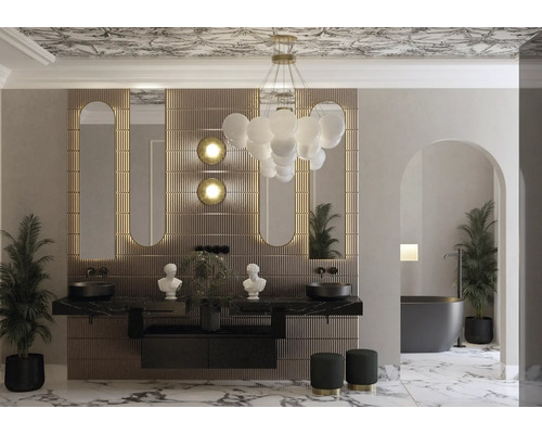 Baie cu chiuvetă, oglinzi, iluminat și cadă pentru un design elegant al băii