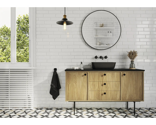 Baie cu lavoar, oglindă, lampă și faianță albă tip cărămidă