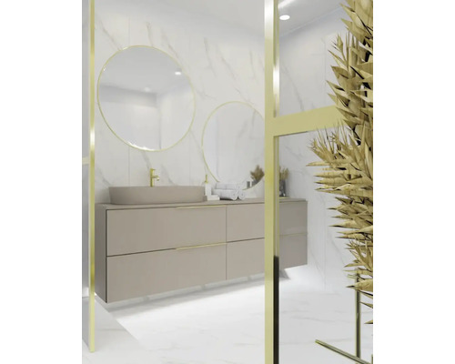 Baie luminoasă cu lavoar, oglinzi rotunde și aranjament decorativ de flori uscate.