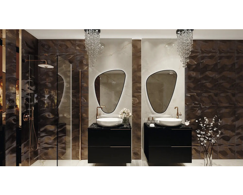 Baie luminoasă cu duș, dulapuri sub chiuvetă, oglinzi cu forme neobișnuite și candelabre strălucitoare