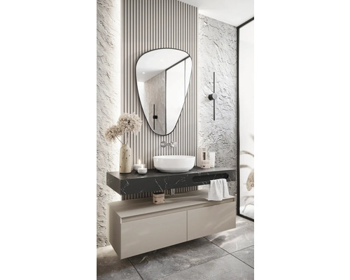 Baie modernă cu oglindă, lavoar și dulap