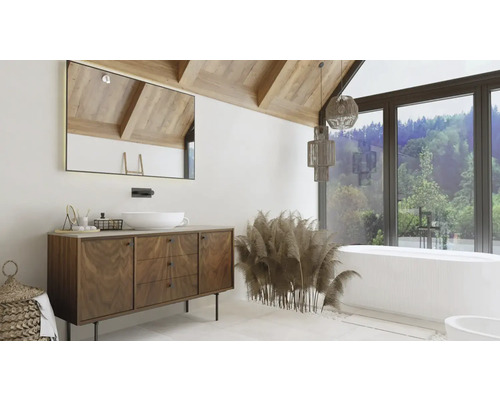 Baie cu dulap de bază pentru lavoar, oglindă și cadă în fața ferestrei