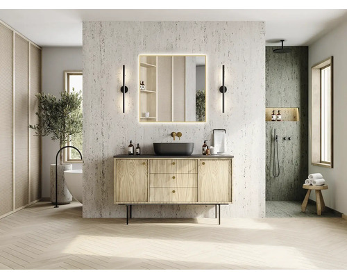 Baie cu lavoar, oglindă, iluminat și duș.