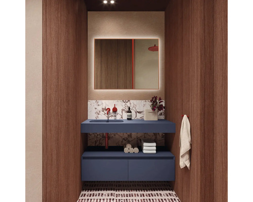 Baie modernă cu dulap de bază albastru, oglindă iluminată și panouri din lemn