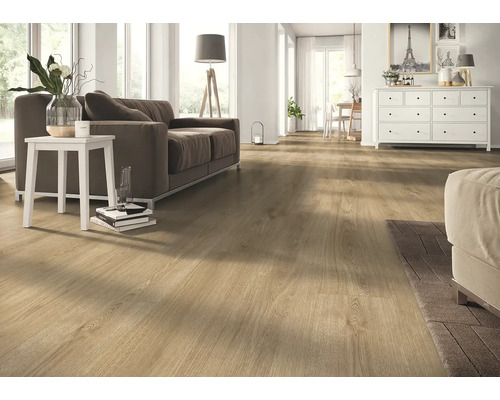 Living luminos cu podea din lemn, canapea și comodă