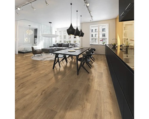 Cameră luminoasă cu podea din lemn, masă de sufragerie și bucătărie deschisă.