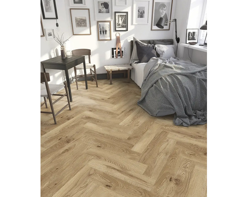 Dormitor luminos cu parchet în model herringbone, pat și masă de sufragerie