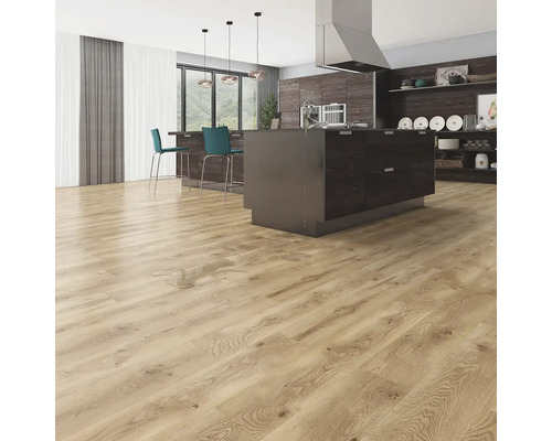 Parchet laminat deschis la culoare într-o bucătărie modernă cu insulă și scaune de bar.