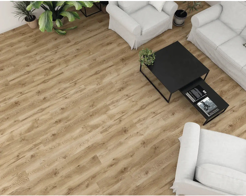 Podea din lemn deschis la culoare într-o sufragerie cu mobilier.