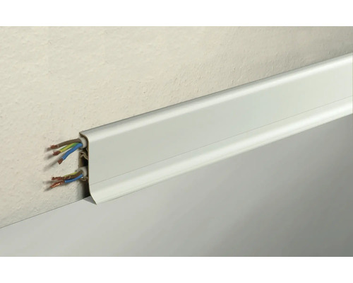 Canal de cablu aparent cu mai multe cabluri pe perete