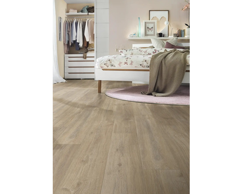 Dormitor luminos cu podea laminată, pat și dulap