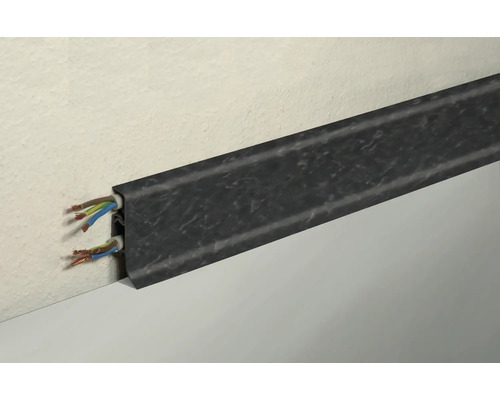 Canal de cabluri cu cabluri pe un perete