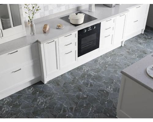 Bucătărie luminoasă cu dulapuri albe, blaturi și plăci hexagonale de podea cu aspect de marmură.