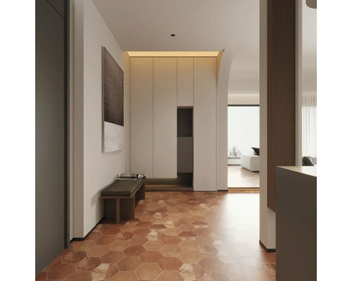 Hol luminos cu garderobă, bancă și gresie hexagonală.