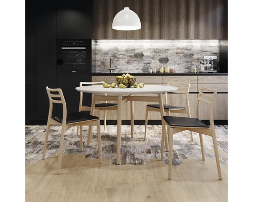 Sufragerie cu masă și scaune de lemn într-o bucătărie