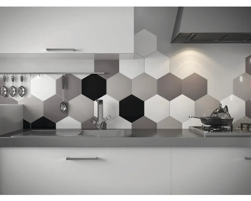 Scenă de bucătărie cu chiuvetă, plită și plăci hexagonale