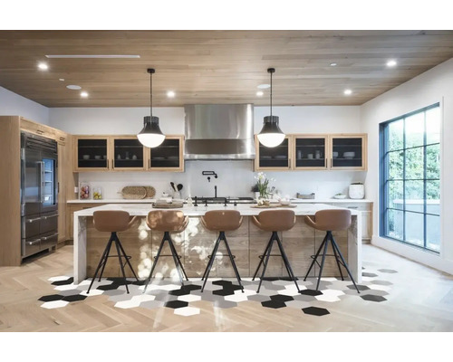 Bucătărie luminoasă cu insulă, scaune de bar, electrocasnice din oțel inoxidabil și detalii din lemn.