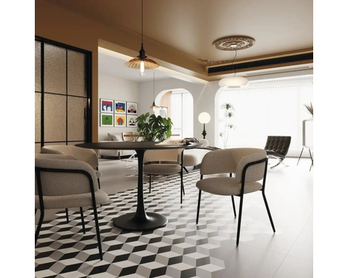 Cameră de zi luminoasă cu masă de sufragerie, scaune și model decorativ pe podea