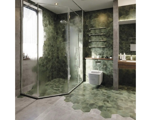 Baie cu cabină de duș, toaletă, lavoar și plăci hexagonale