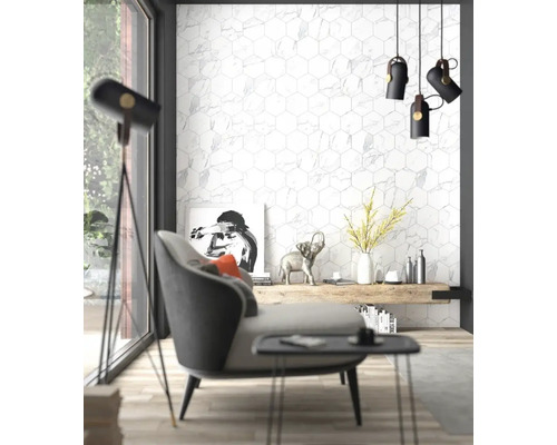 Living cu plăci de perete hexagonale, fotoliu și lampă de podea