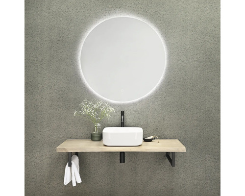 Chiuvetă de baie cu oglindă rotundă, lavoar, robinet și prosoape