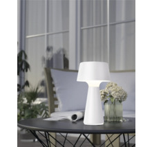 Lampă de masă albă pe o masă în aer liber.