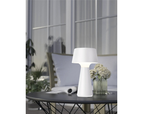 Lampă de masă albă pe o masă în aer liber.
