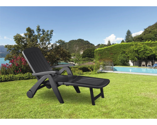 Șezlong negru de grădină din plastic pe un gazon
