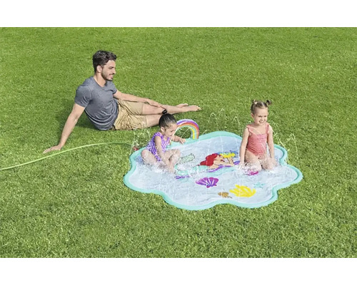 Familie cu piscină gonflabilă cu motiv sirene în grădină