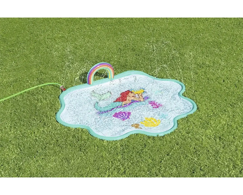 Covoraș de joacă cu apă cu motiv Ariel și mâner curcubeu pe gazon