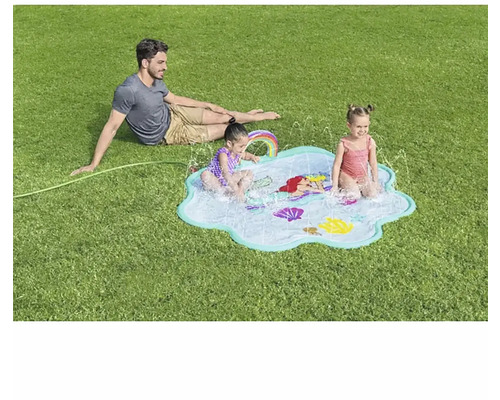 Scenă în aer liber cu un bărbat și doi copii care se joacă pe o saltea de joacă cu apă cu motive marine în grădină