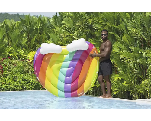 Insulă gonflabilă pentru piscină în formă de inimă, cu culori curcubeu și aplicații de nori lângă o piscină