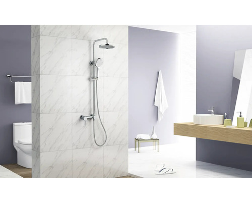 Baie cu set de duș, toaletă și chiuvetă