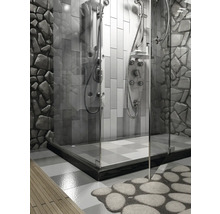 Cabină de duș cu perete de piatră și diverse capete de duș