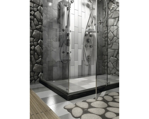 Cabină de duș walk-in cu perete de sticlă, panouri și design de perete de piatră