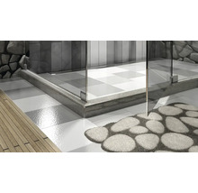 Imagine detaliată a unei băi cu duș la nivelul podelei, perete de piatră și design modern.