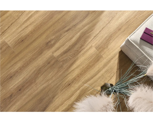 Podea cu laminat cu aspect de lemn, scaun și decorațiuni