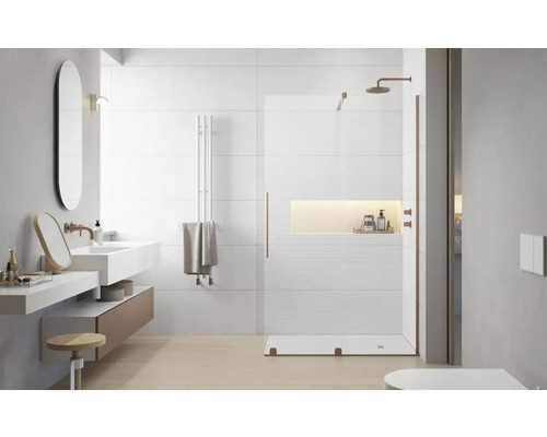 Baie luminoasă cu chiuvetă, oglindă, duș și calorifer