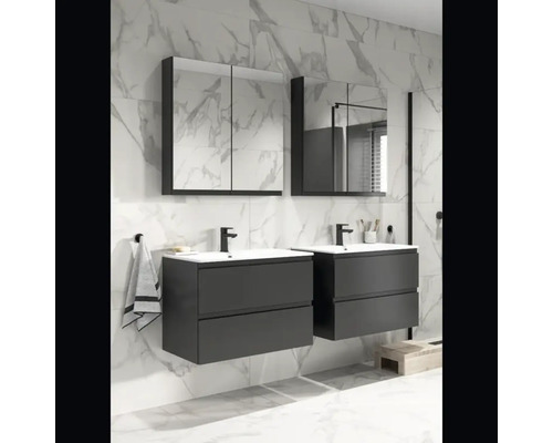 Baie cu două dulapuri sub lavoar, două dulapuri cu oglindă și baterii în fața unui perete de marmură