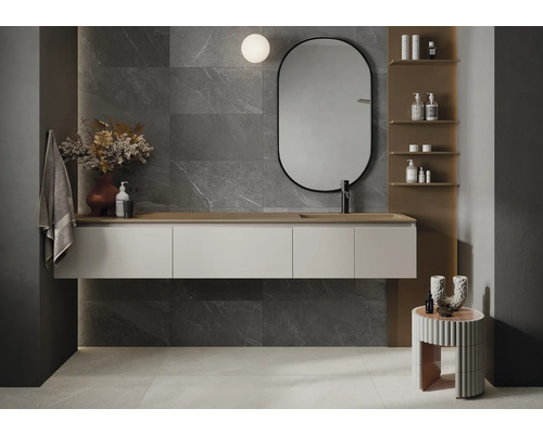 Baie modernă cu lavoar, oglindă, rafturi de depozitare și plăci de perete gri cu aspect de marmură.