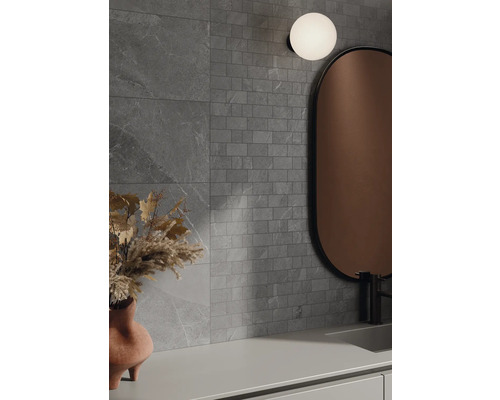 Baie cu faianță gri, oglindă și lampă