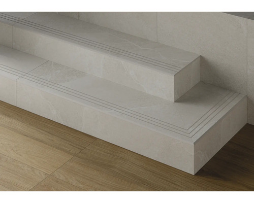 Treaptă gresie rectificată MIRAVA NARVIK white 30x120 cm Detaliu al unei scări cu trepte placate cu gresie și caneluri antiderapante.